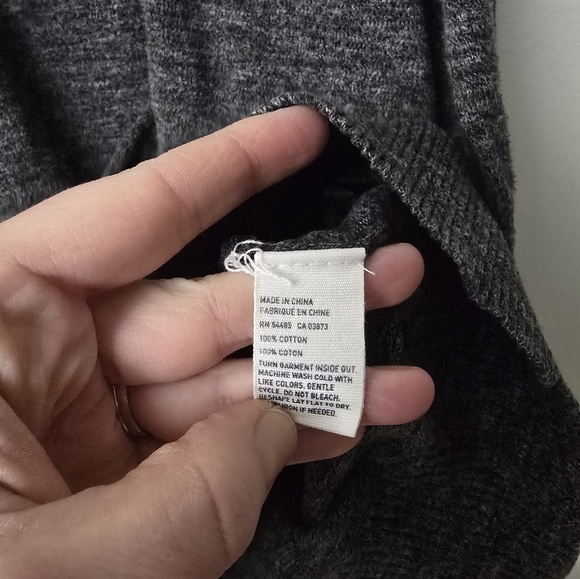 American Eagle Sweater Mens Medium Gray Knit Athletic Fit V-Neck Dark Academia - Picture 5 of 9